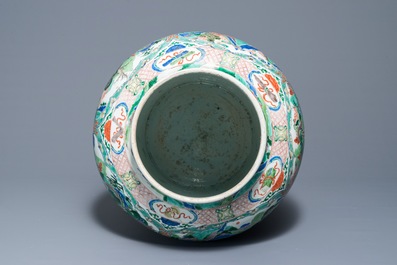 Un grand vase couvert en porcelaine de Chine famille verte &agrave; d&eacute;cor de paysages fluviales, Kangxi
