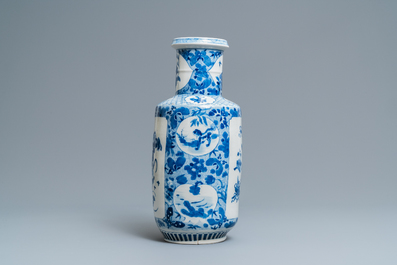 Un vase de forme rouleau en porcelaine de Chine en bleu et blanc, 19&egrave;me