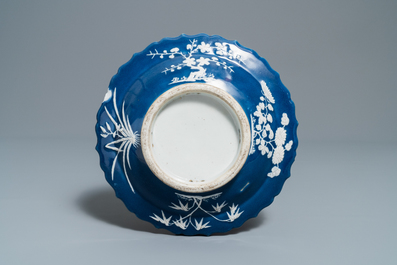 Two Chinese monochrome blue vases and three dishes, 19/20th C.