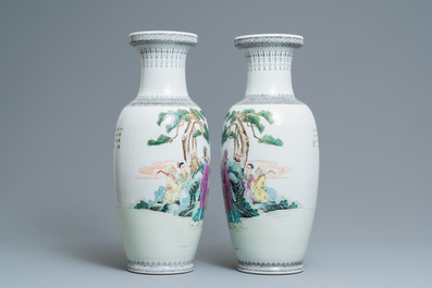 Deux paires de vases en porcelaine de Chine famille rose, marques de Qianlong, R&eacute;publique