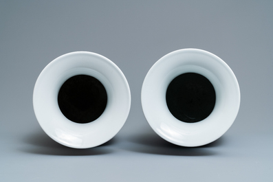 Deux paires de vases en porcelaine de Chine famille rose, marques de Qianlong, R&eacute;publique