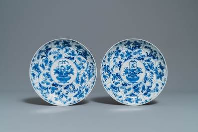 Une paire de plats en porcelaine de Chine en bleu et blanc &agrave; d&eacute;cor de paniers fleuris, Kangxi
