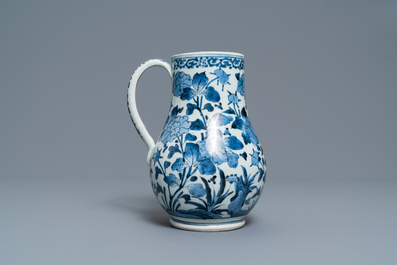 A Japanese blue and white Arita mug with floral design, Edo, 17/18th C.