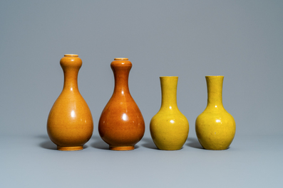 Trois paires de vases et une paire de plats en porcelaine de Chine monochrome, 19/20&egrave;me