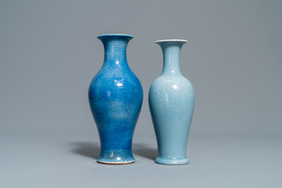 Two Chinese monochrome blue vases and three dishes, 19/20th C.