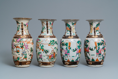 Twee paar Chinese Nanking famille rose craquel&eacute; vazen, 19e eeuw