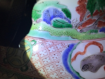 Un grand vase couvert en porcelaine de Chine famille verte &agrave; d&eacute;cor de paysages fluviales, Kangxi