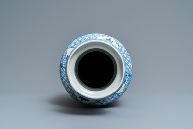 Un vase de forme rouleau en porcelaine de Chine en bleu et blanc, 19&egrave;me