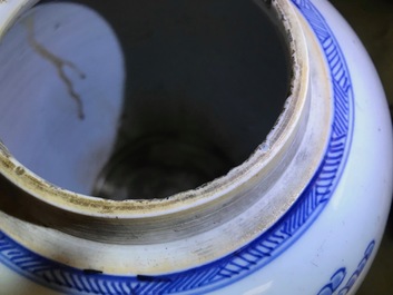Une paire de jarres en porcelaine de Chine bleu et blanc &agrave; d&eacute;cor de gar&ccedil;ons, Kangxi