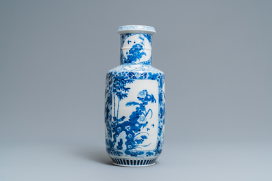 Un vase de forme rouleau en porcelaine de Chine en bleu et blanc, 19&egrave;me