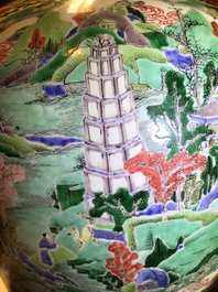 Un grand vase couvert en porcelaine de Chine famille verte &agrave; d&eacute;cor de paysages fluviales, Kangxi