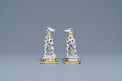 Une paire de mod&egrave;les de l&eacute;vriers en fa&iuml;ence polychrome de Bruxelles, vers 1800