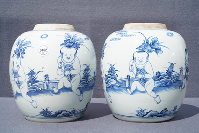 Une paire de jarres en porcelaine de Chine bleu et blanc &agrave; d&eacute;cor de gar&ccedil;ons, Kangxi