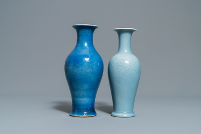 Two Chinese monochrome blue vases and three dishes, 19/20th C.