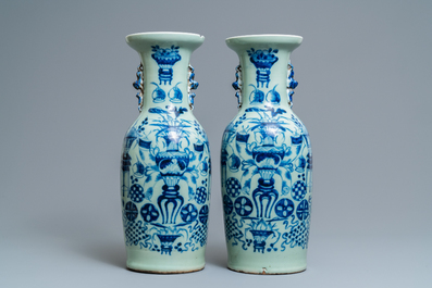 Vier Chinese blauw-witte celadon vazen, 19e eeuw