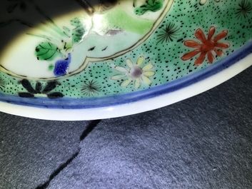 Un grand vase couvert en porcelaine de Chine famille verte &agrave; d&eacute;cor de paysages fluviales, Kangxi