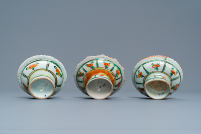 Een Chinese famille rose theepot, een dekselkom en drie Bencharong tazzas, 19e eeuw