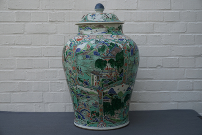 Un grand vase couvert en porcelaine de Chine famille verte &agrave; d&eacute;cor de paysages fluviales, Kangxi