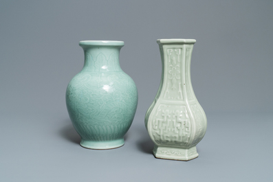Twee Chinese monochrome celadon vazen, 19/20e eeuw
