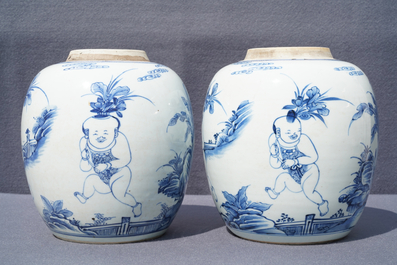 Une paire de jarres en porcelaine de Chine bleu et blanc &agrave; d&eacute;cor de gar&ccedil;ons, Kangxi