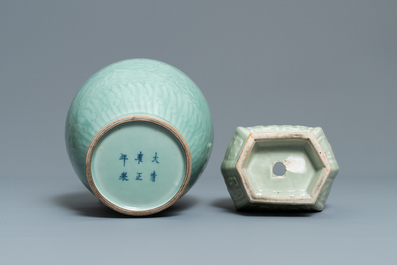 Twee Chinese monochrome celadon vazen, 19/20e eeuw