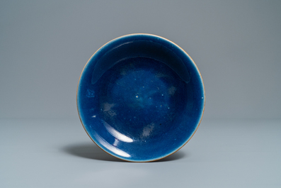 Cinq pi&egrave;ces en porcelaine de Chine bleu monochrome, 19/20&egrave;me