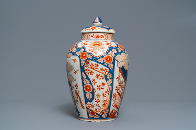Un vase couvert en fa&iuml;ence de Delft dor&eacute; de style Imari &agrave; d&eacute;cor de chinoiserie, 1er quart du 18&egrave;me