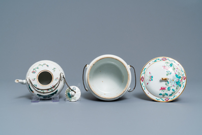Een Chinese famille rose theepot, een dekselkom en drie Bencharong tazzas, 19e eeuw