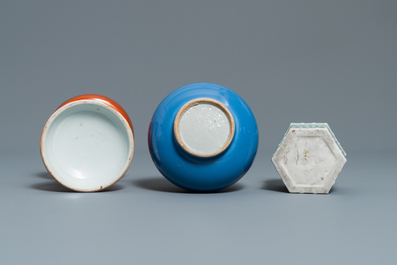 Six pi&egrave;ces en porcelaine de Chine monochrome, 19/20&egrave;me