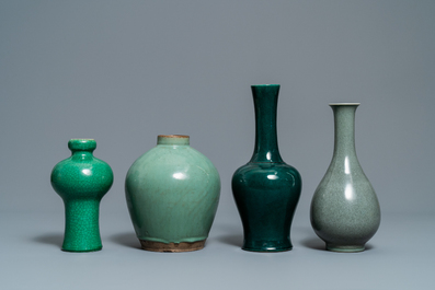 Zeven stukken Chinees monochroom groen en turquoise porselein, 19/20e eeuw