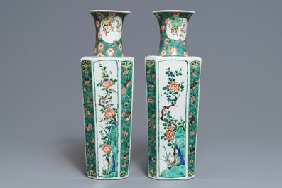 Une paire de vases en porcelaine de Chine famille verte, Kangxi