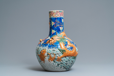 Un grand vase de forme tianqiu ping &agrave; d&eacute;cor en relief en porcelaine de Chine famille rose, marque de Kangxi, 19&egrave;me
