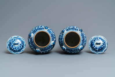 Twee paar Chinese blauw-witte dekselvazen, 19/20e eeuw