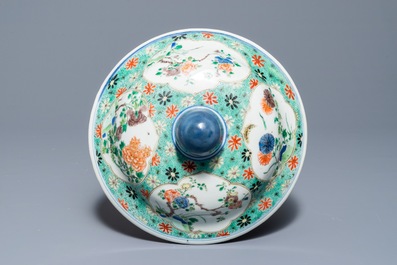 Un grand vase couvert en porcelaine de Chine famille verte &agrave; d&eacute;cor de paysages fluviales, Kangxi