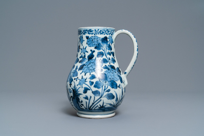 A Japanese blue and white Arita mug with floral design, Edo, 17/18th C.