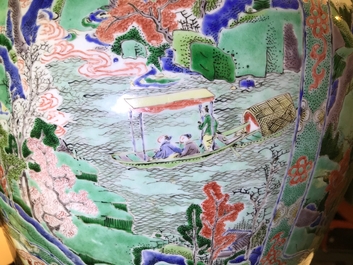 Un grand vase couvert en porcelaine de Chine famille verte &agrave; d&eacute;cor de paysages fluviales, Kangxi