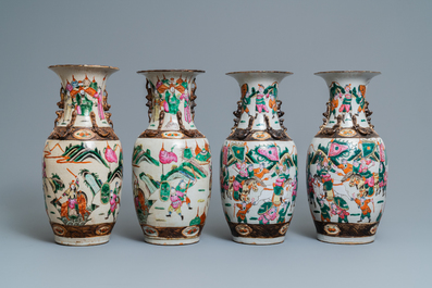 Twee paar Chinese Nanking famille rose craquel&eacute; vazen, 19e eeuw