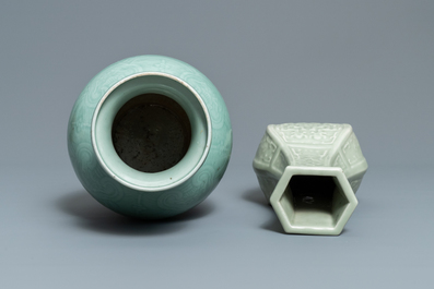 Twee Chinese monochrome celadon vazen, 19/20e eeuw