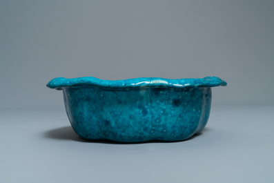 A Chinese turquoise-glazed lotus leaf-shaped brush washer, 18/19th C.