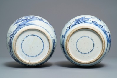 Une paire de jarres en porcelaine de Chine bleu et blanc &agrave; d&eacute;cor de gar&ccedil;ons, Kangxi