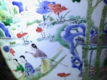 Un grand vase couvert en porcelaine de Chine famille verte &agrave; d&eacute;cor de paysages fluviales, Kangxi