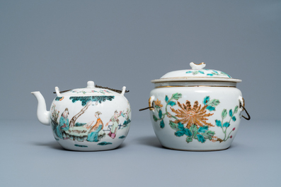 Een Chinese famille rose theepot, een dekselkom en drie Bencharong tazzas, 19e eeuw