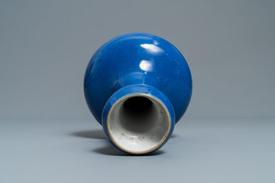 Cinq pi&egrave;ces en porcelaine de Chine bleu monochrome, 19/20&egrave;me
