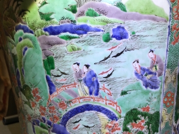 Un grand vase couvert en porcelaine de Chine famille verte &agrave; d&eacute;cor de paysages fluviales, Kangxi