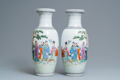 Deux paires de vases en porcelaine de Chine famille rose, marques de Qianlong, R&eacute;publique