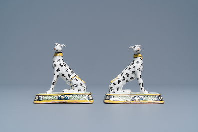 Une paire de mod&egrave;les de l&eacute;vriers en fa&iuml;ence polychrome de Bruxelles, vers 1800