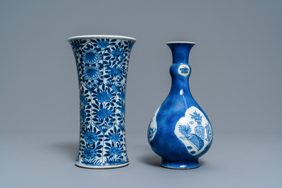 Un vase de forme bouteille en porcelaine de Chine bleu poudr&eacute; et un en bleu et blanc, Kangxi