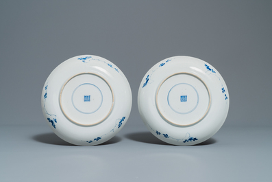 Une paire de plats en porcelaine de Chine en bleu et blanc &agrave; d&eacute;cor de paniers fleuris, Kangxi