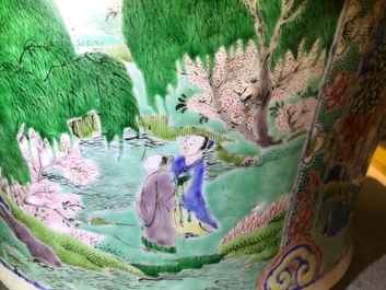 Un grand vase couvert en porcelaine de Chine famille verte &agrave; d&eacute;cor de paysages fluviales, Kangxi