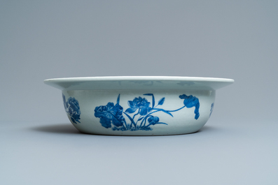 A Chinese blue and white basin with floral design, 19th C.
